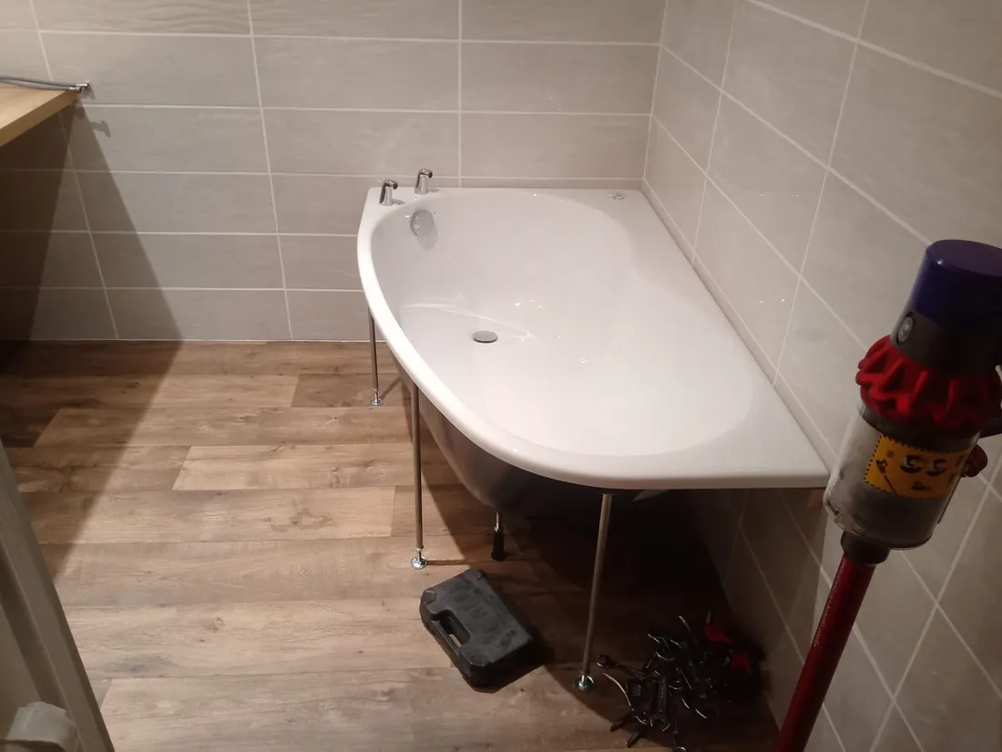 Salle de bain après rénovation à Ormes — porte et accès, finition blanche